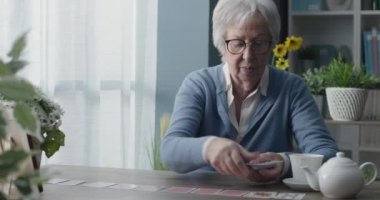 Solitaire oynayan kadın kıdemli