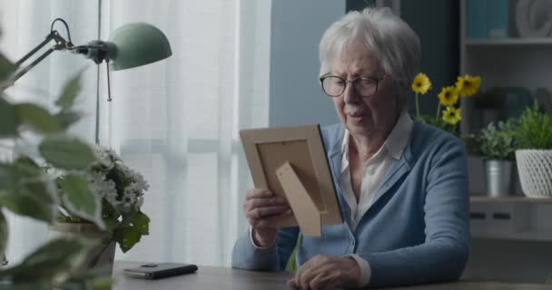 Sad woman mourning the loss of her husband — Stock Video