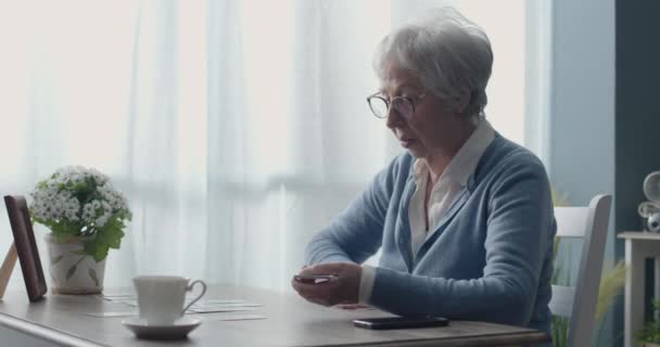 Старшая женщина играет в пасьянс — стоковое видео