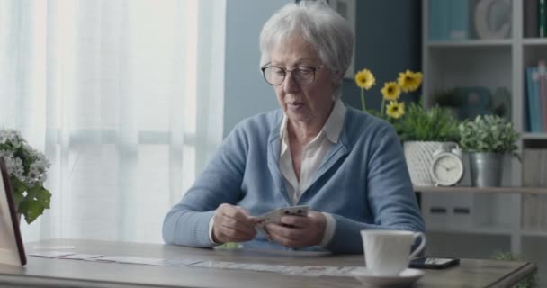 Äldre kvinna spela patiens — Stockvideo