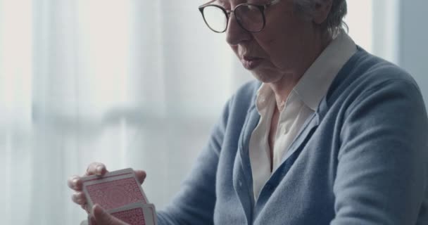 Старшая женщина играет в пасьянс — стоковое видео