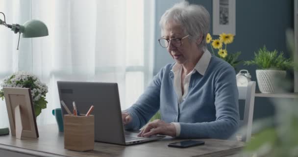 Frustrerad äldre kvinna som har problem med sin dator — Stockvideo