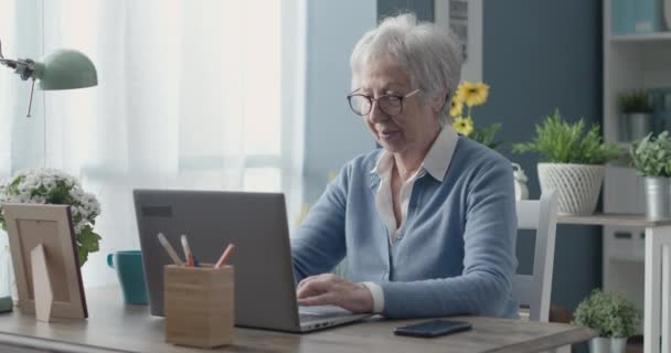 Senior kvinna med nacksmärta — Stockvideo