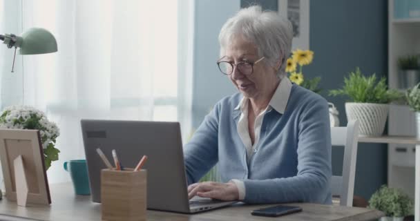 Senior kvinna med nacksmärta — Stockvideo