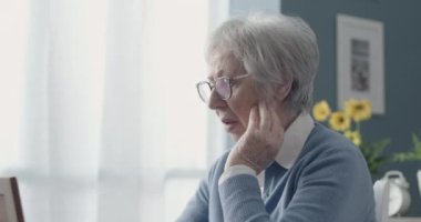 Üzgün kadın kocasının yasını tutuyor.