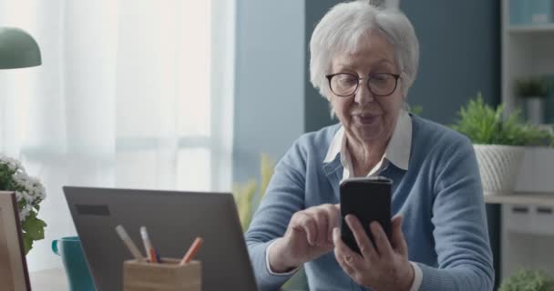 Senior mulher conectando on-line com seu smartphone — Vídeo de Stock