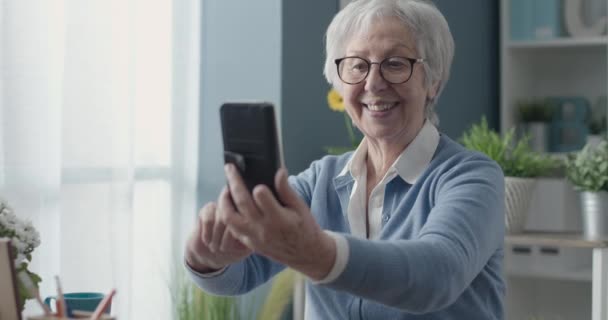 Mujer mayor tomando selfies con su smartphone — Vídeo de stock