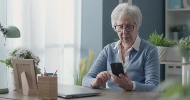 Starsza kobieta walcząca z technologią — Wideo stockowe