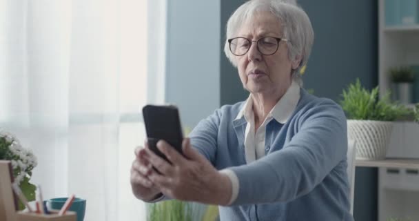 Señora mayor que tiene problemas de visión — Vídeos de Stock