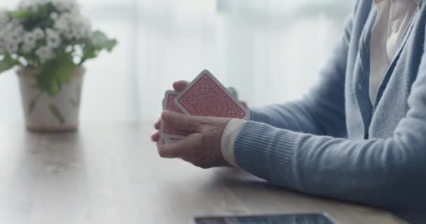 Donna anziana che gioca solitario — Video Stock