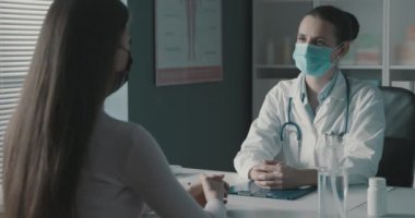 Doktor ve hasta ofiste buluşuyor.