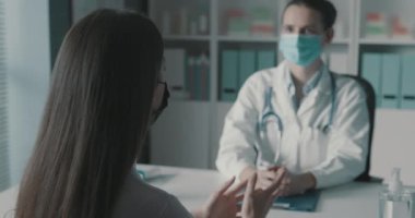 Doktor ve hasta ofiste buluşuyor.
