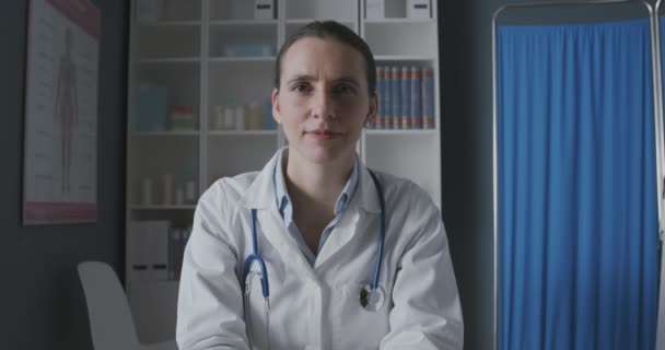 Médico encontrar um paciente no escritório — Vídeo de Stock