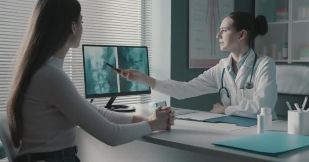 Médico que verifica o raio-X de um paciente durante uma visita — Vídeo de Stock