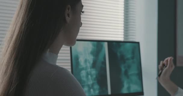 Arzt berät einen Patienten — Stockvideo