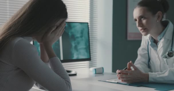 Ο ασθενής κλαίει στο ιατρείο. — Αρχείο Βίντεο