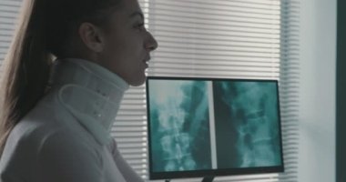 Doktor rahim boynu tasması olan bir hastaya tıbbi tavsiye veriyor.