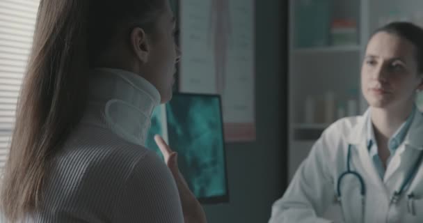 Médico que dá conselhos médicos a um paciente com colar cervical — Vídeo de Stock