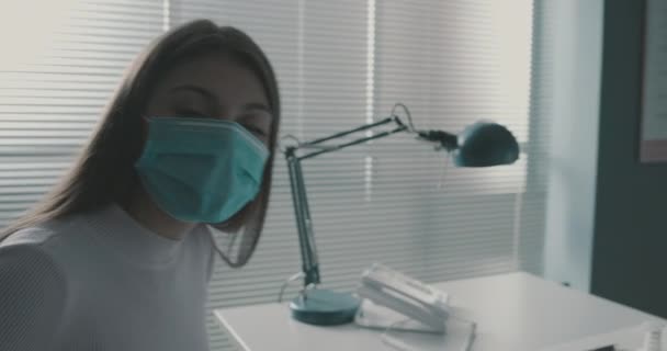 Twee mensen ontmoeten een dokter in haar kantoor. — Stockvideo