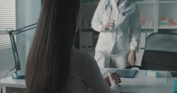 Доктор прописує таблетки жінці — стокове відео
