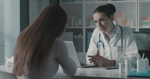Läkare tröstar en kvinna som gråter under ett besök — Stockvideo