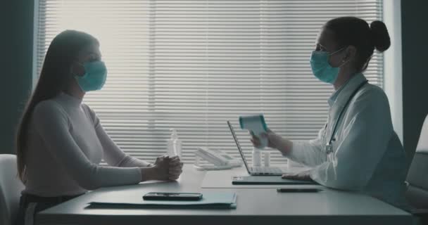 医生检查病人的体温 — 图库视频影像