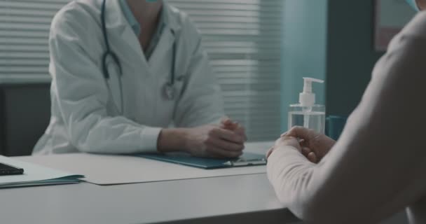 Doctor and senior patient talking together in the office — Stock Video