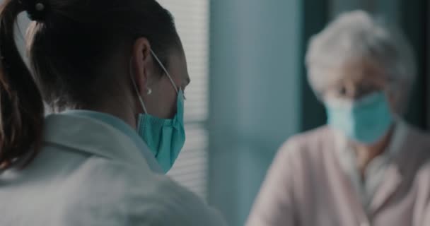 Старший пациент и врач разговаривают вместе — стоковое видео