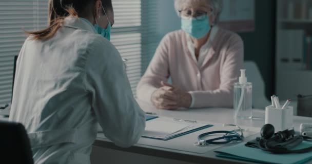 Paciente sênior e médico conversando juntos — Vídeo de Stock