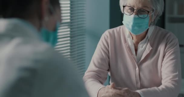 Paciente sênior e médico conversando juntos — Vídeo de Stock