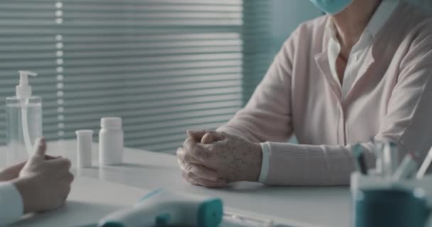 Mujer mayor hablando con un médico profesional — Vídeos de Stock