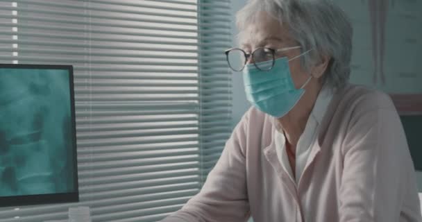Contrôle médical donnant une consultation médicale à un patient âgé — Video