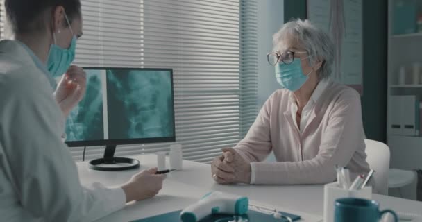 Control médico dar una consulta médica a un paciente mayor — Vídeo de stock