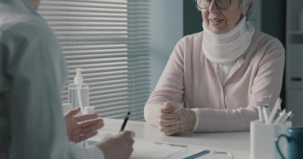 연로 한 환자에게 처방전을 쓰는 의사 — 비디오