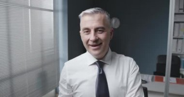 Neşeli iş adamı başparmağını kaldırıyor.