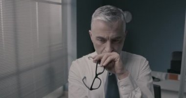 İş adamı düşünüyor ve kararlar alıyor