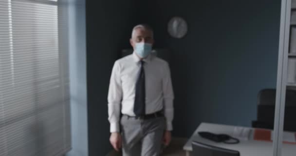 Корпоративный бизнесмен в хирургической маске — стоковое видео