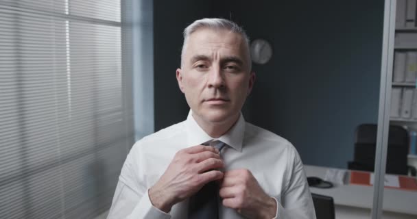 Επιχειρηματίας προσαρμόζει τη γραβάτα του — Αρχείο Βίντεο