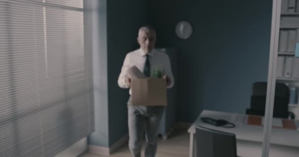 Businessman leaving the office after losing his job — Stock Video