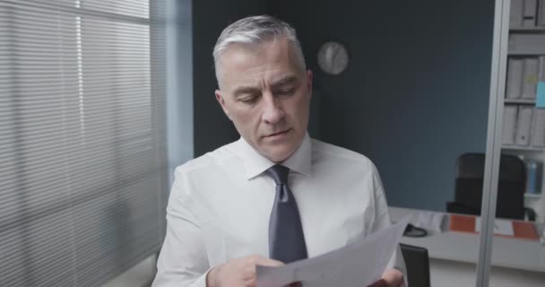 Businessman crumpling a document after reading it — Stock Video