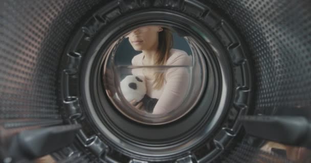 Mulher lavando um pelúcia bonito na máquina de lavar roupa — Vídeo de Stock