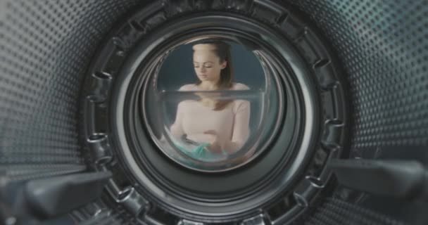 Woman smelling a bad odour in the washing machine — Stock Video