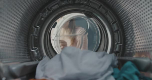 Kobieta znajduje plamy na ubraniu po praniu — Wideo stockowe