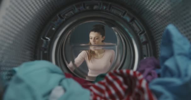 Vrouw wassen van haar smartphone in de wasmachine — Stockvideo