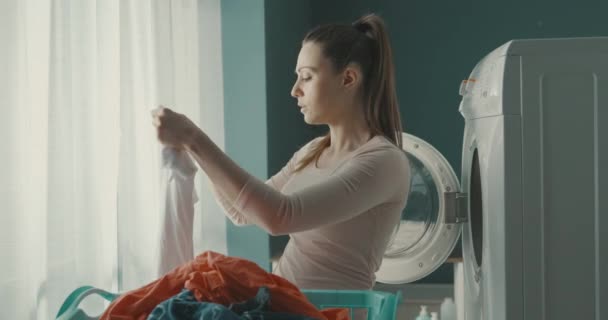 女人洗衣服后发现有污渍的衣服 — 图库视频影像