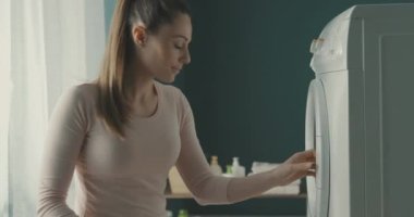 Yeni yıkanmış pelüşü kucaklayan bir kadın