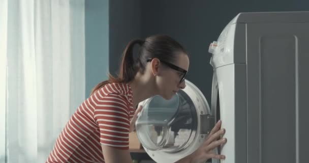 Frau findet ihr Smartphone in der Waschmaschine — Stockvideo