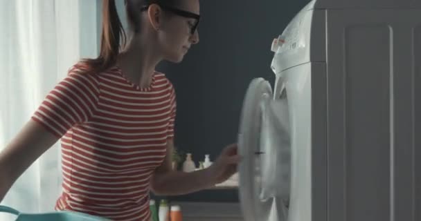 Máquina de lavar roupa quebrada em casa — Vídeo de Stock