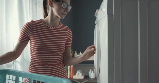 Kaputte Waschmaschine zu Hause — Stockvideo