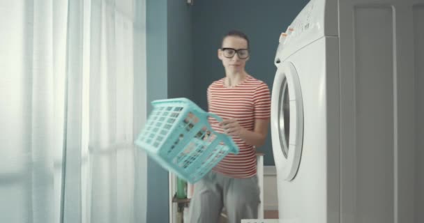 Lavadora tirando la ropa limpia — Vídeo de stock